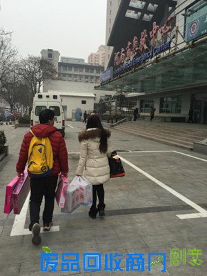 郑州航院志愿者千里探望白血病儿童：公益不惧寒冷