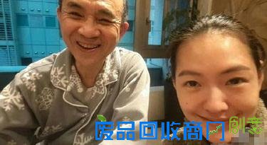 小S与公公玩自拍 对方脸红了还笑出一脸褶子