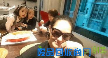 小S与公公玩自拍 对方脸红了还笑出一脸褶子