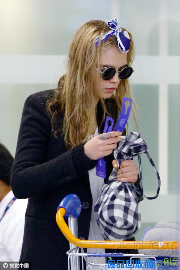 吓到宝宝了！卡拉迪瓦伊头顶丝带现身机场