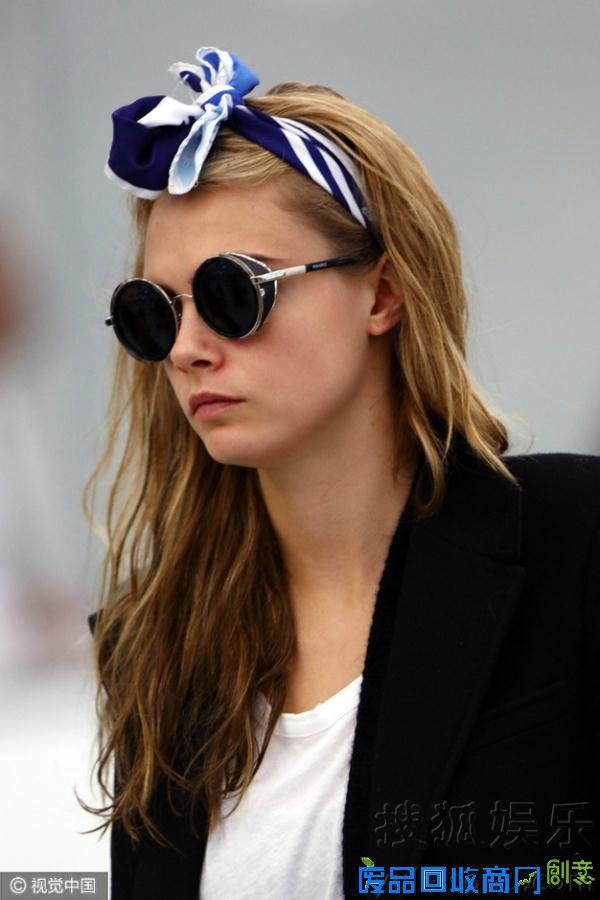 吓到宝宝了！卡拉迪瓦伊头顶丝带现身机场