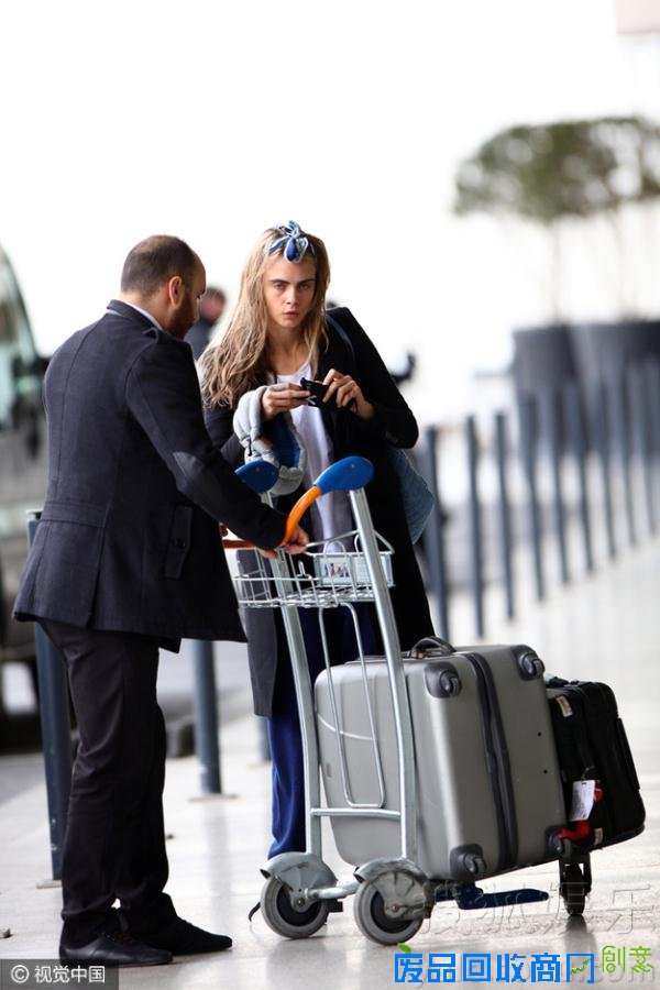 吓到宝宝了！卡拉迪瓦伊头顶丝带现身机场