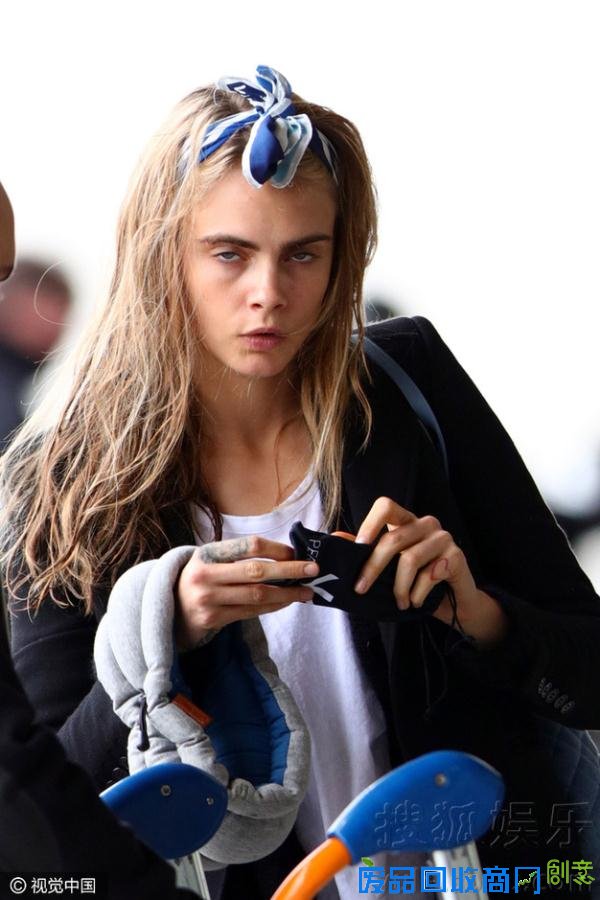 吓到宝宝了！卡拉迪瓦伊头顶丝带现身机场