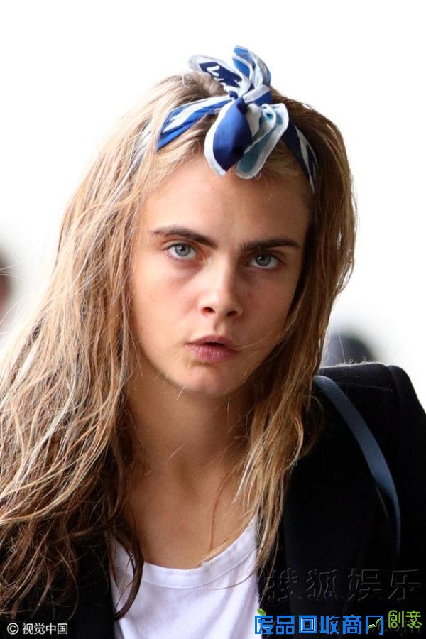 吓到宝宝了！卡拉迪瓦伊头顶丝带现身机场