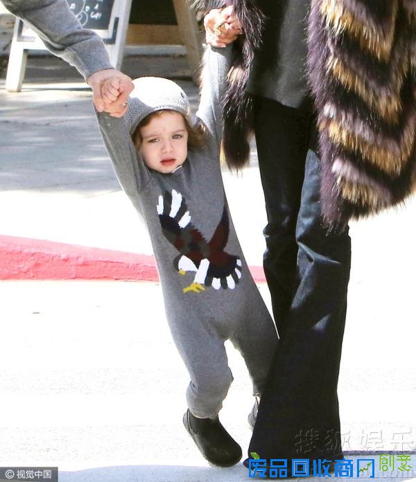 萌娃来袭！瑞秋佐伊儿子蹒跚学步摔倒呆萌抢镜