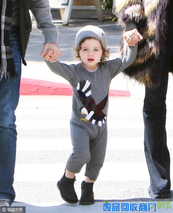 萌娃来袭！瑞秋佐伊儿子蹒跚学步摔倒呆萌抢镜