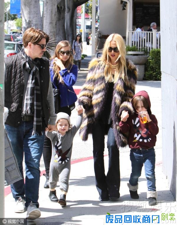 萌娃来袭！瑞秋佐伊儿子蹒跚学步摔倒呆萌抢镜