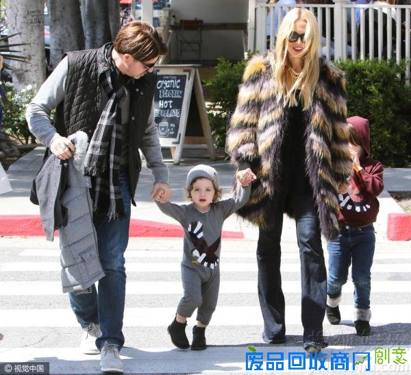 萌娃来袭！瑞秋佐伊儿子蹒跚学步摔倒呆萌抢镜