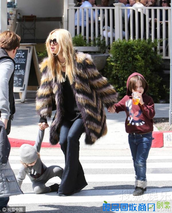 萌娃来袭！瑞秋佐伊儿子蹒跚学步摔倒呆萌抢镜