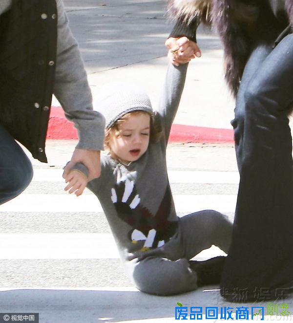 萌娃来袭！瑞秋佐伊儿子蹒跚学步摔倒呆萌抢镜