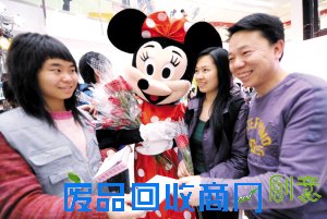 网友晒“百元情人节”创意：自制烛光晚餐(图)