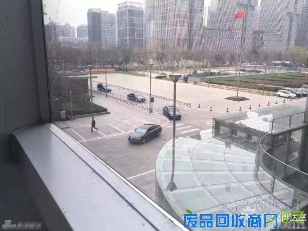 彭丽媛现身某节目录制衣着朴素大方全程微笑