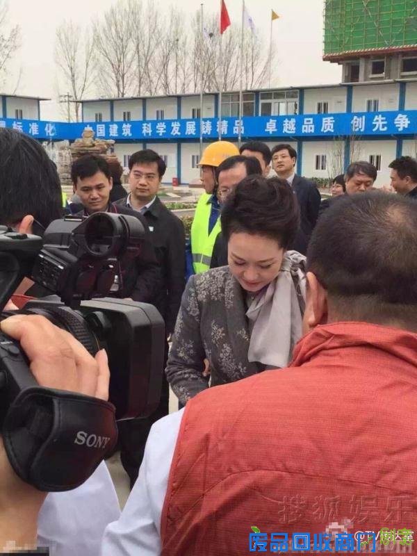 彭丽媛现身某节目录制衣着朴素大方全程微笑