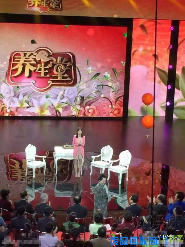 彭丽媛现身某节目录制衣着朴素大方全程微笑