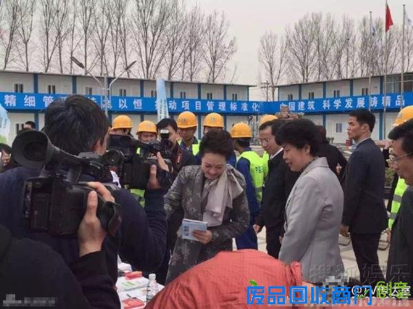 彭丽媛现身某节目录制衣着朴素大方全程微笑