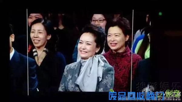 彭丽媛现身某节目录制衣着朴素大方全程微笑