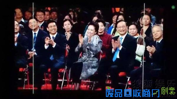 彭丽媛现身某节目录制衣着朴素大方全程微笑