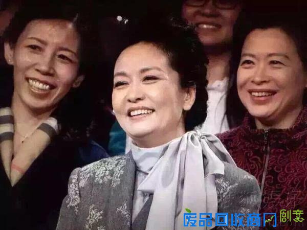 彭丽媛现身某节目录制衣着朴素大方全程微笑