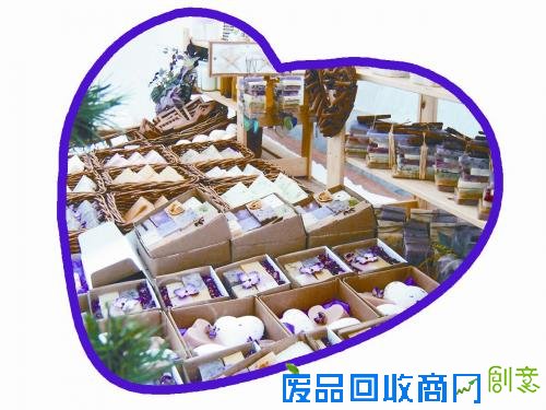 图说：正在做香皂的英国商家及其产品。