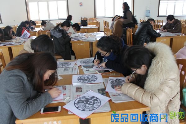 振东社区开展“巧手剪纸度元宵”活动