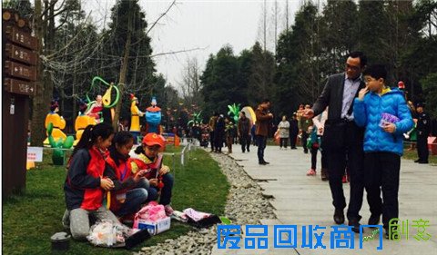 寒假里的爱心“小马甲”义卖助智障人士