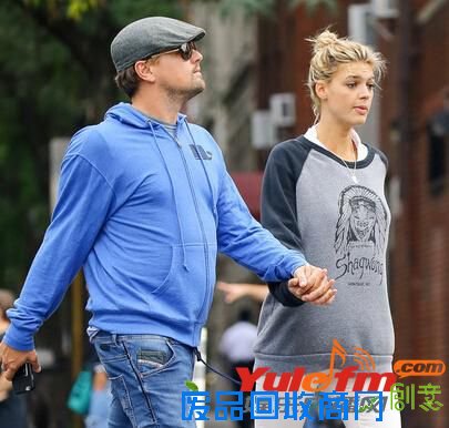 娱乐新闻：男神莱昂纳多向小女友求婚成功 结束单身汉生涯