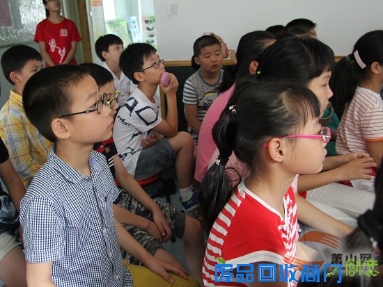 小鬼当家犯了愁 大学生进社区支教来搞定