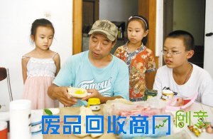 石家庄残疾男子身残志坚 8年练成面塑高手(图)