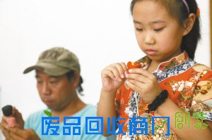 石家庄残疾男子身残志坚 8年练成面塑高手(图)