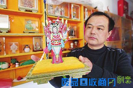 要说春节哪儿热闹,新春庙会不能少。一家老小春节逛庙会,仍是许多济南人过年的必备项目之一。对捏面人师傅刘刚来说,早在春节前一个月,他就接到了大明湖新春文化庙会主办方的参会邀请,大年初一是他“上岗”的日子。别看今年才48岁,但这已是刘刚第17年参加新春庙会了。