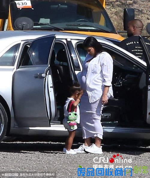 卡戴珊穿运动鞋录真人秀保护孕肚 西北妹挎＂卡通包＂可爱