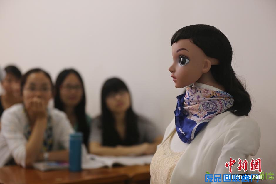 江西九江一高校现“美女机器人”讲课