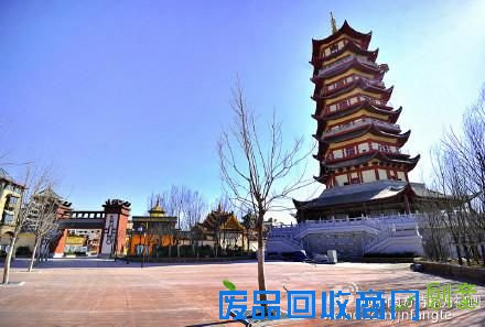 雷峰塔里不光有白娘子的故事，更是运用机械特技、立柱倒塌、地板断裂、喷雾、喷水等多种特效，将高速升降的刺激体验与白娘子在雷峰塔中经历的故事情节天衣无缝地结合在一起，不仅满足了游客对白娘子在塔内经历的幻想，还能在塔内高速穿梭，体验一场惊险刺激的塔内冒险。