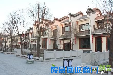 穿过一排高一二十米的仿古建筑样式的园区大门，往左走即是“非遗小镇”，