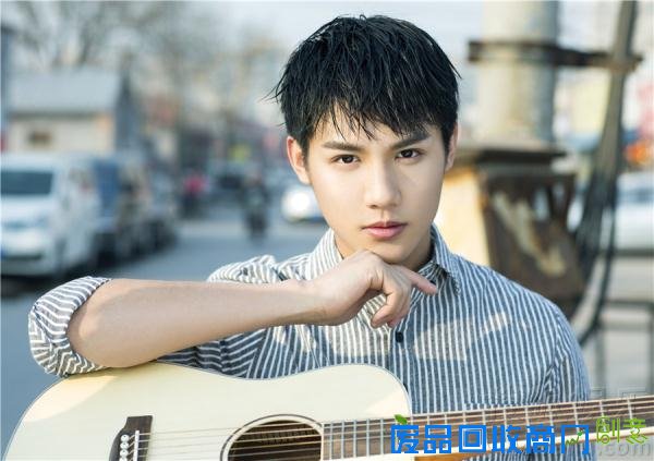 郑业成曝氧气街拍吉他少年点亮暖春