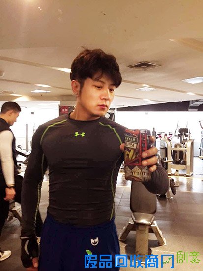 高晓攀秀肌肉成健身狂将为观众大尺度“献身”