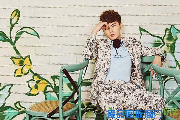 叶祖新暖春大片曝光秒变呆萌“五花肉”