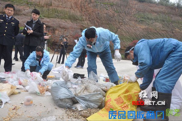 工作人员正在对违禁物品分拣。