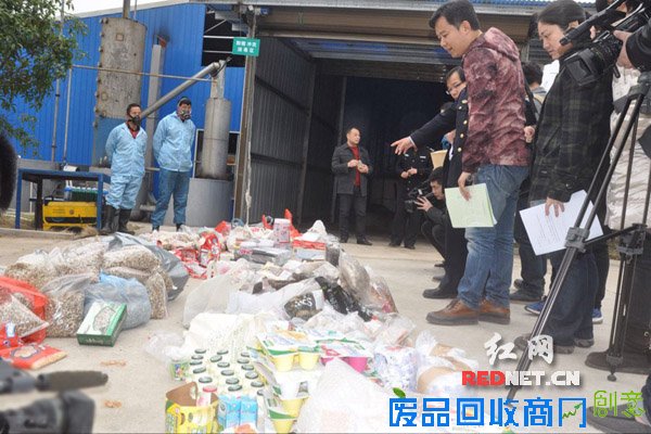 集中销毁现场，这些违禁物品都要被倒进高温焚化炉。