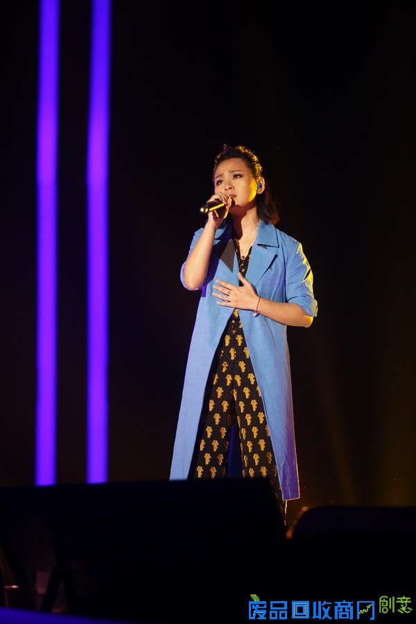 周笔畅创意专辑获大奖国粤英三曲联唱将盛典变灯海