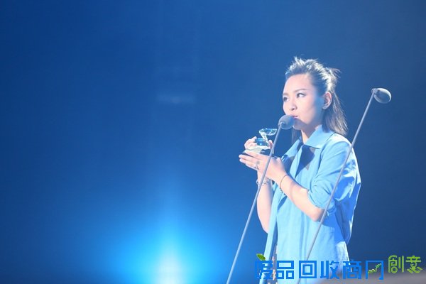 周笔畅创意专辑获大奖国粤英三曲联唱将盛典变灯海