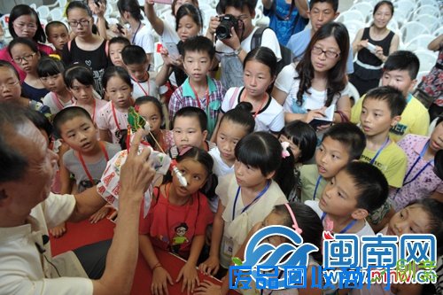 海都大篷车连续两天走进南安文化周,学剪纸、布袋戏