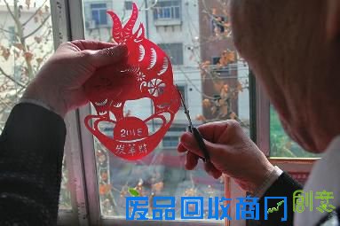 从2004年开始，咸阳剪纸艺人郭天寿就和老伴一起剪当年的生肖。《华商报·今日咸阳》曾经报道的九龙图、百骏图都出自郭天寿和老伴之手。在春节到来之际，63岁的郭天寿又和62岁的老伴一起剪了“三羊开泰”、“福羊”等羊年剪纸，祝福大家新年“喜羊羊”。