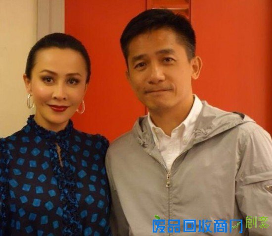 老婆高调花边绯闻不断 他竟在背后偷偷做了这些！