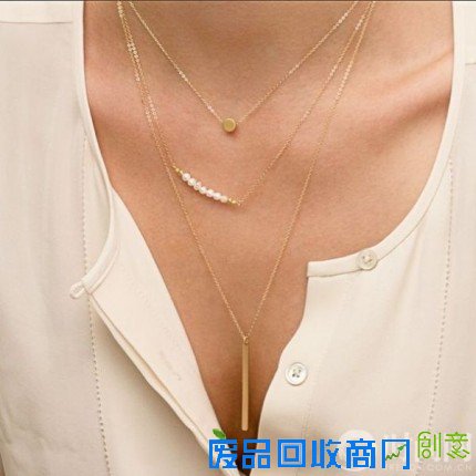 不经意的流露最惹人爱 办公室首饰能这样戴