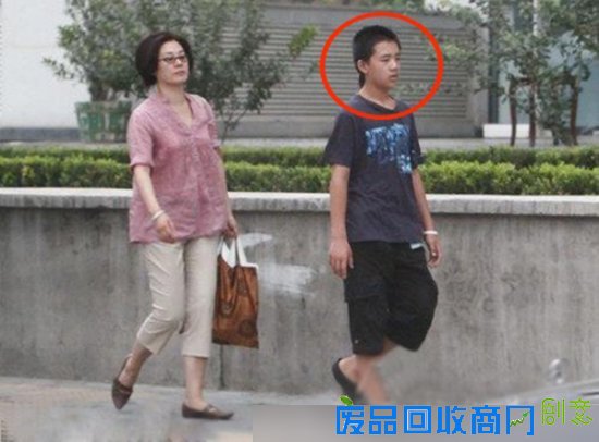 网曝吴彦祖父女餐厅吃饭照　混血女儿超可爱(图)