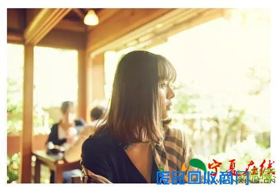 美女摄影师示范教你get到一张完美的逆光照