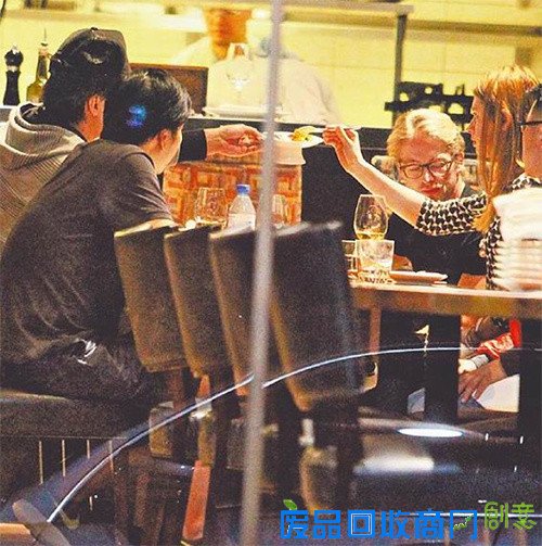 言承旭夜店玩乐与外国美女聚餐 被勾脖子亲脸颊