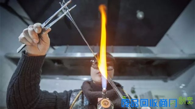 浙江人丨钟情一生 她将玻璃变成花