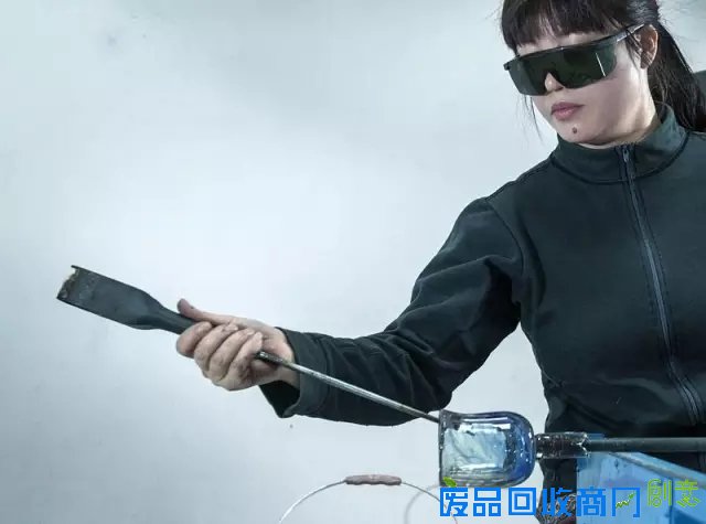 浙江人丨钟情一生 她将玻璃变成花